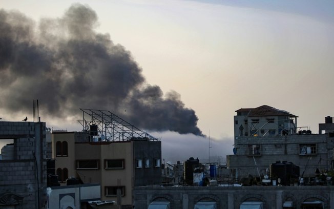 Dia amanhece após bombardeio israelense em Rafah, na Faixa de Gaza