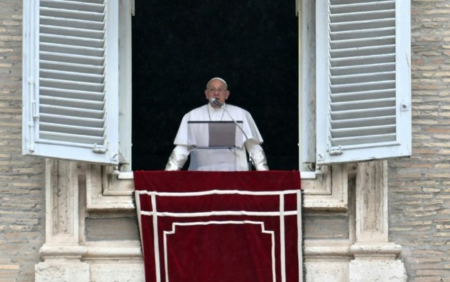 Papa Francisco discursa para multidão em 19 de maio de 2024 na Praça São Pedro no Vaticano