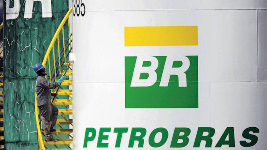 Trabalhador vistoriando tanque de combustível da Petrobras