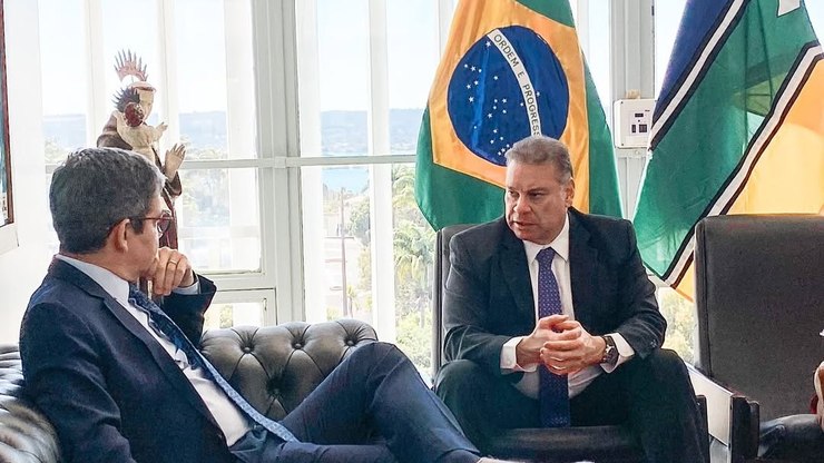 Encarregado de negócios dos EUA vai ao Senado em busca de diálogo