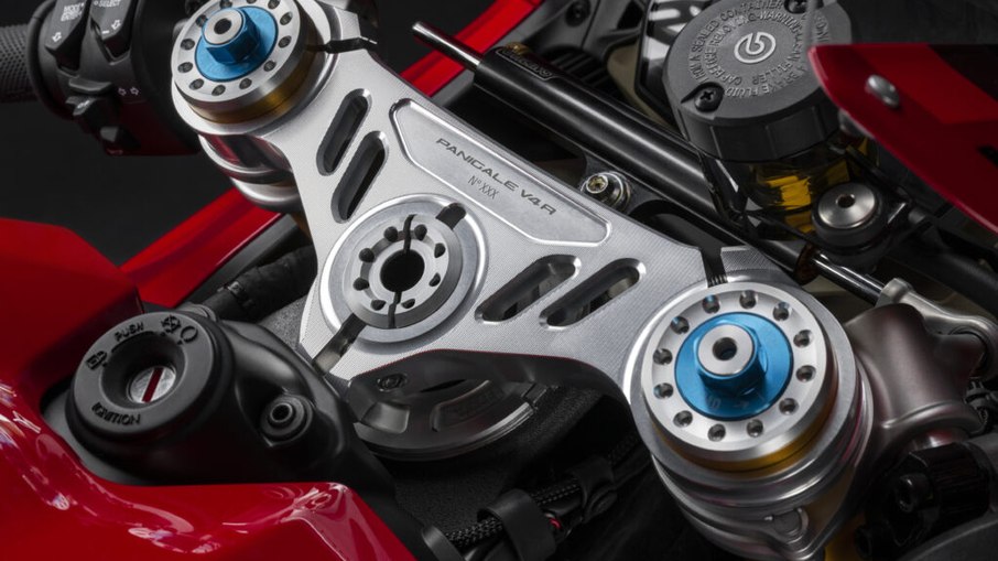 A Ducati Panigale V4S tem todos os comandos e funções bem localizados para facilitar a leitura do piloto