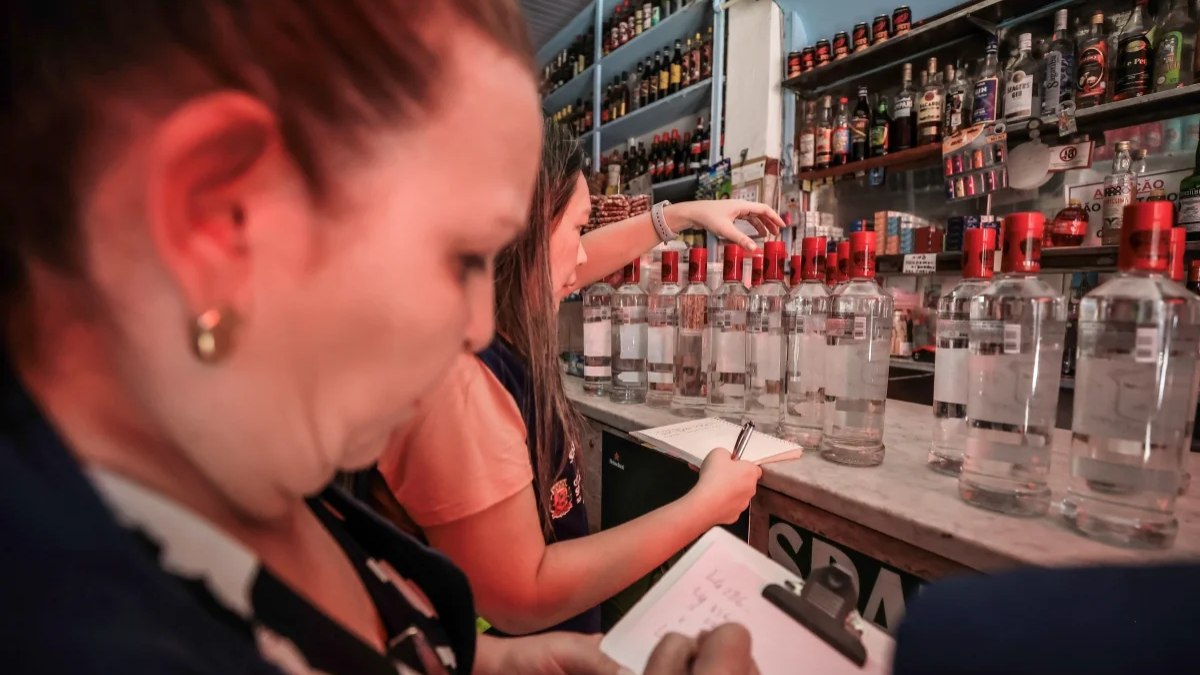 Equipes intensificam fiscalização em bares e distribuidoras Equipes intensificam fiscalização em bares e distribuidoras