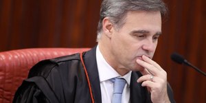 Mendonça manobra no TSE e mantém sua decisão favorável a Flávio