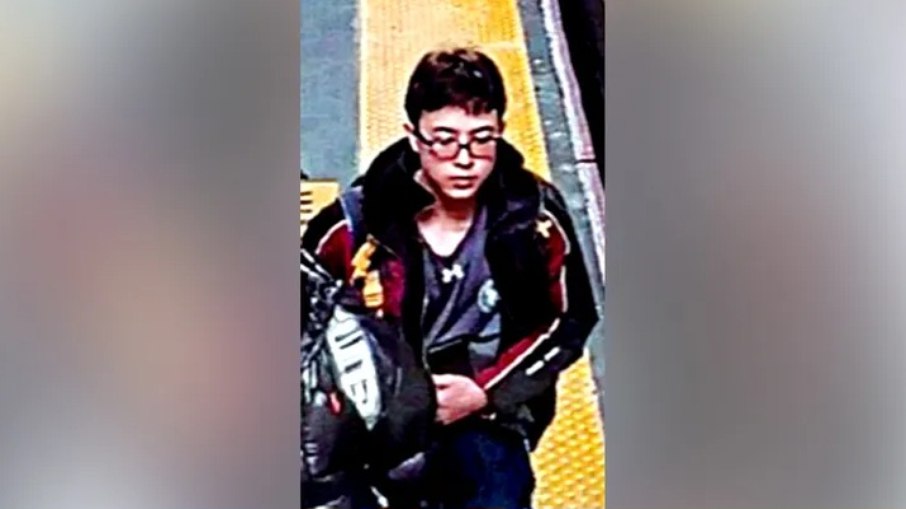 Nesta foto de vigilância, Thomas Medlin é visto caminhando na Grand Central Station, na cidade de Nova York, por volta das 17h30 do dia 9 de janeiro, informou a polícia.