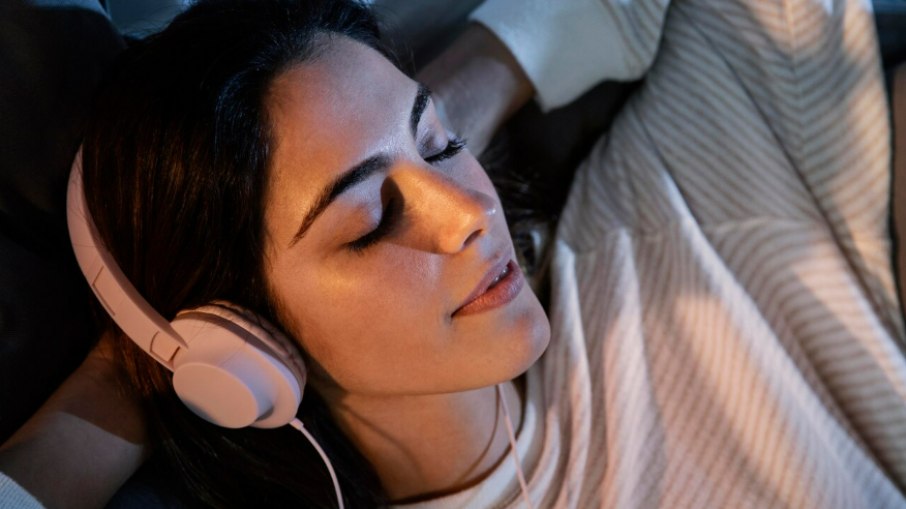 Dormir com fones de ouvido é um hábito que exige cuidado e equilíbrio Dormir com fones de ouvido é um hábito que exige cuidado e equilíbrio