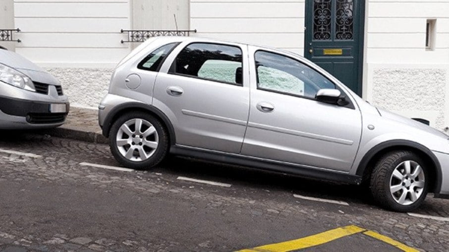 Ao estacionar o carro em uma descida, com o pé no freio, deixe no N, puxe o freio de mão e, por fim, coloque em P e solte o pé do freio.