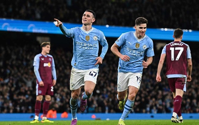 Foden (à esquerda), celebra um de seus três gols sobre o Aston Villa