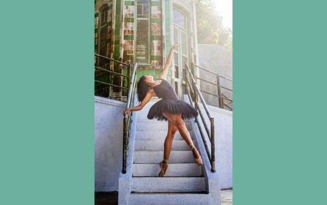 Bailarina e fotógrafo transformam pontos turísticos do litoral paulista em arte
