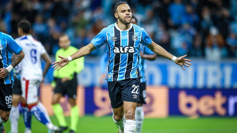 Martin Braithwaite comemorando um gol de pênalti no duelo contra o Fortaleza