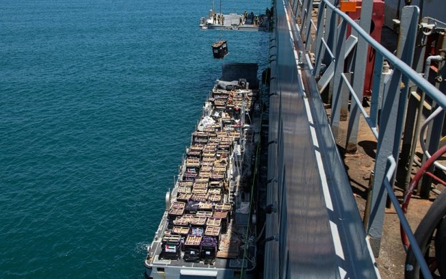 Foto divulgada pelas Forças Armadas dos Estados Unidos mostra ajuda humanitária sendo transportada para uma barca perto do porto israelense de Ashdod