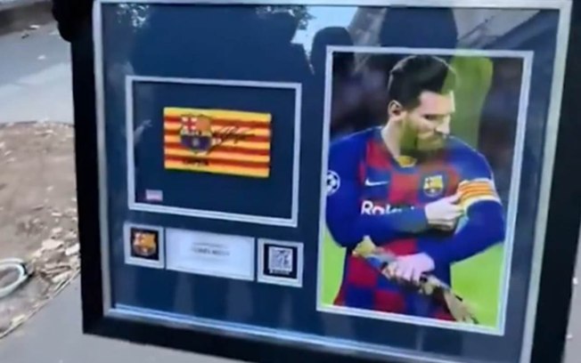 Manifestante exibe relíquia de Messi roubada de uma loja durante protestos em Paris