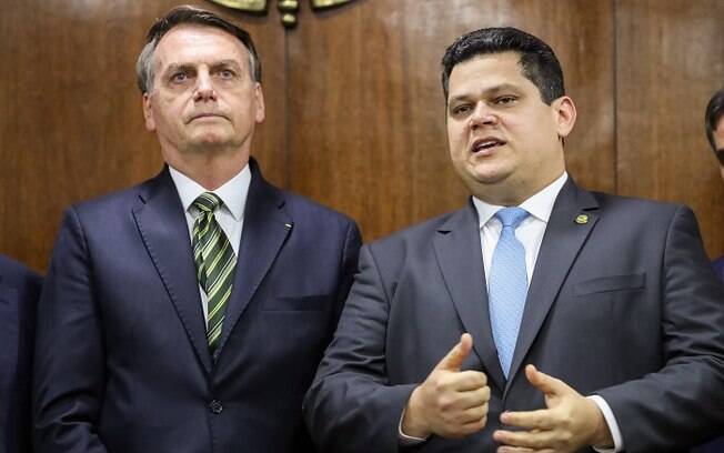 Jair Bolsonaro e Davi Alcolumbre; as regras para esse tipo de demissão só serão definidas, em lei, após a aprovação da reforma administrativa