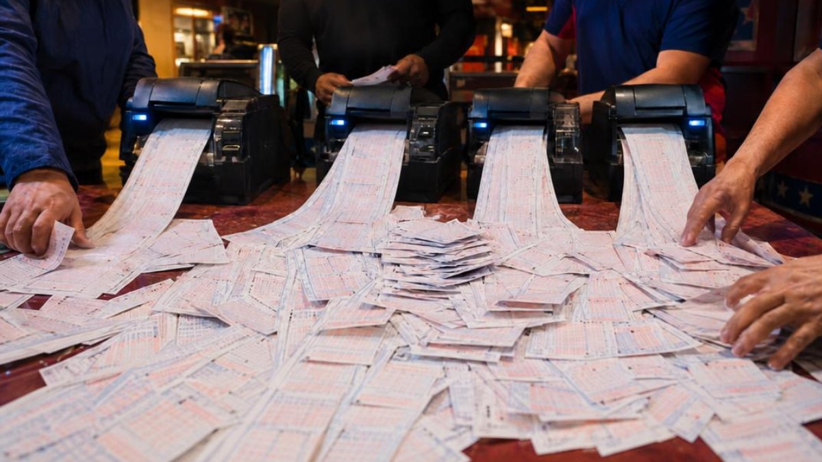 Rook TX gastou US$ 26 milhões para cobrir quase 25,8 milhões de combinações da Lotto Texas, cravou o prêmio e resgatou US$ 57,8 milhões Rook TX gastou US$ 26 milhões para cobrir quase 25,8 milhões de combinações da Lotto Texas, cravou o prêmio e resgatou US$ 57,8 milhões