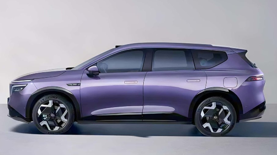 Perfil lateral do Nissan NX8 revela dimensões generosas e posicionamento acima dos SUVs médios da marca. Perfil lateral do Nissan NX8 revela dimensões generosas e posicionamento acima dos SUVs médios da marca.