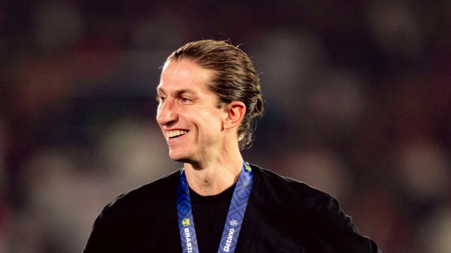 Filipe Luís sorridente com a medalha de campeão brasileiro