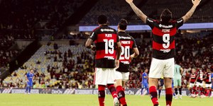 Flamengo goleia Sampaio Correa e afasta risco de queda