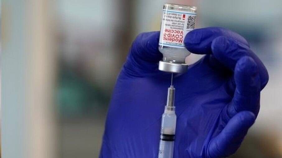 Governo cortou R$ 200 milhões em verbas destinadas para pesquisa de vacinas contra a Covid-19