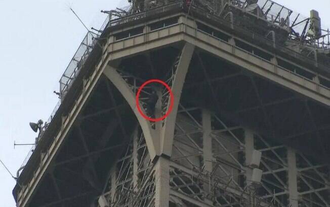 Torre Eiffel foi fechada após homem ser visto escalando estrutura de 324 metros de altura