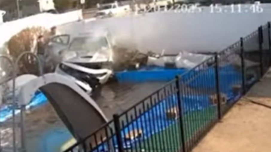 Motorista perde controle do carro e invade piscina nos EUA Motorista perde controle do carro e invade piscina nos EUA