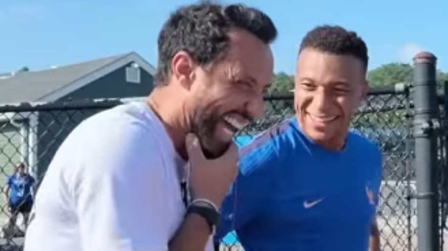 Nenê visita treino da França e surpreende Mbappé