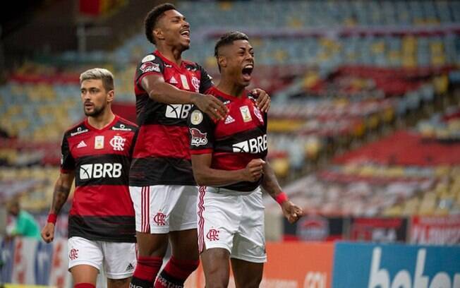 Flamengo se impõe, vence o Coritiba e assume a liderança provisória do Brasileiro