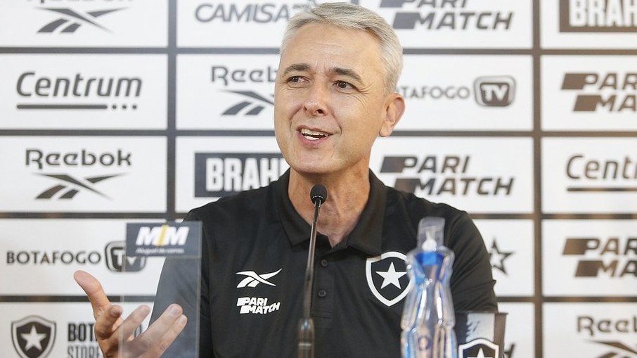 Tiago Nunes foi apresentado como técnico do Botafogo