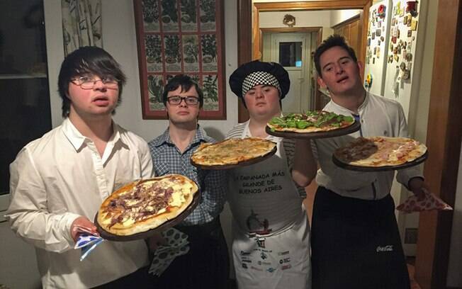 Jovens com síndrome de Down abrem a própria empresa, Los Perejiles, especializada em fazer pizza para eventos. Foto: Reprodução Instagram