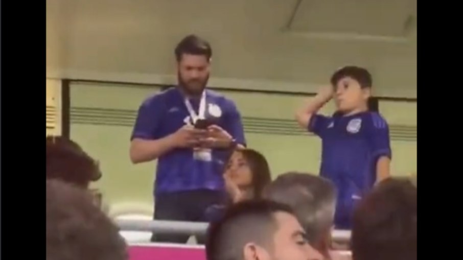 Filho do Messi arremessando chiclete na torcida argentina