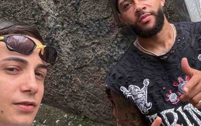 Memphis Depay com MC Hariel durante a gravação de um clipe Memphis Depay com MC Hariel durante a gravação de um clipe