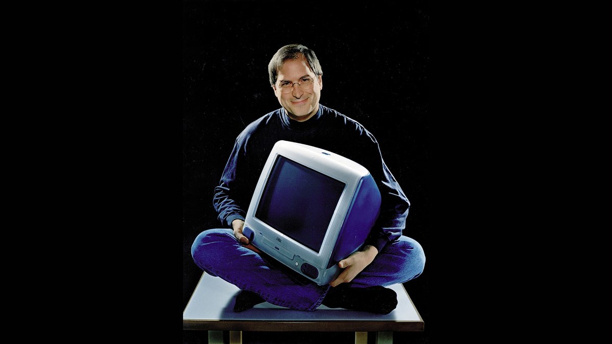 Steve Jobs posa com o primeiro iMac, lançado em 1998