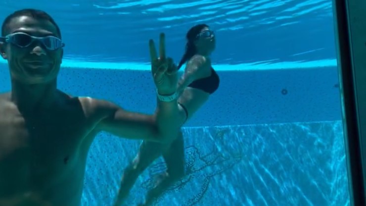 Cristiano Ronaldo e Georgina relaxam em piscina luxuosa; veja