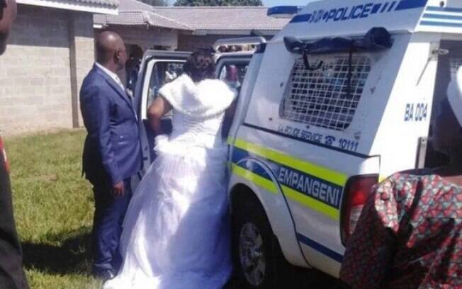 Um casal foi preso no dia do casamento em Nseleni, na África do Sul, por violar as regras de bloqueio, já que decidiu não adiar o 
