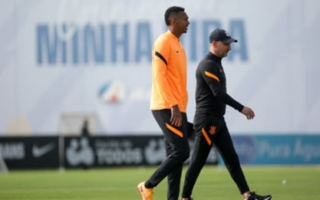 Vítor Pereira lamenta episódio envolvendo Jô e diz que 'não havia outra solução' a não ser a rescisão Vítor Pereira lamenta episódio envolvendo Jô e diz que 'não havia outra solução' a não ser a rescisão