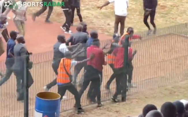 Imagens da confusão de torcedores e jogadores com o árbitro John Sulwe Imagens da confusão de torcedores e jogadores com o árbitro John Sulwe