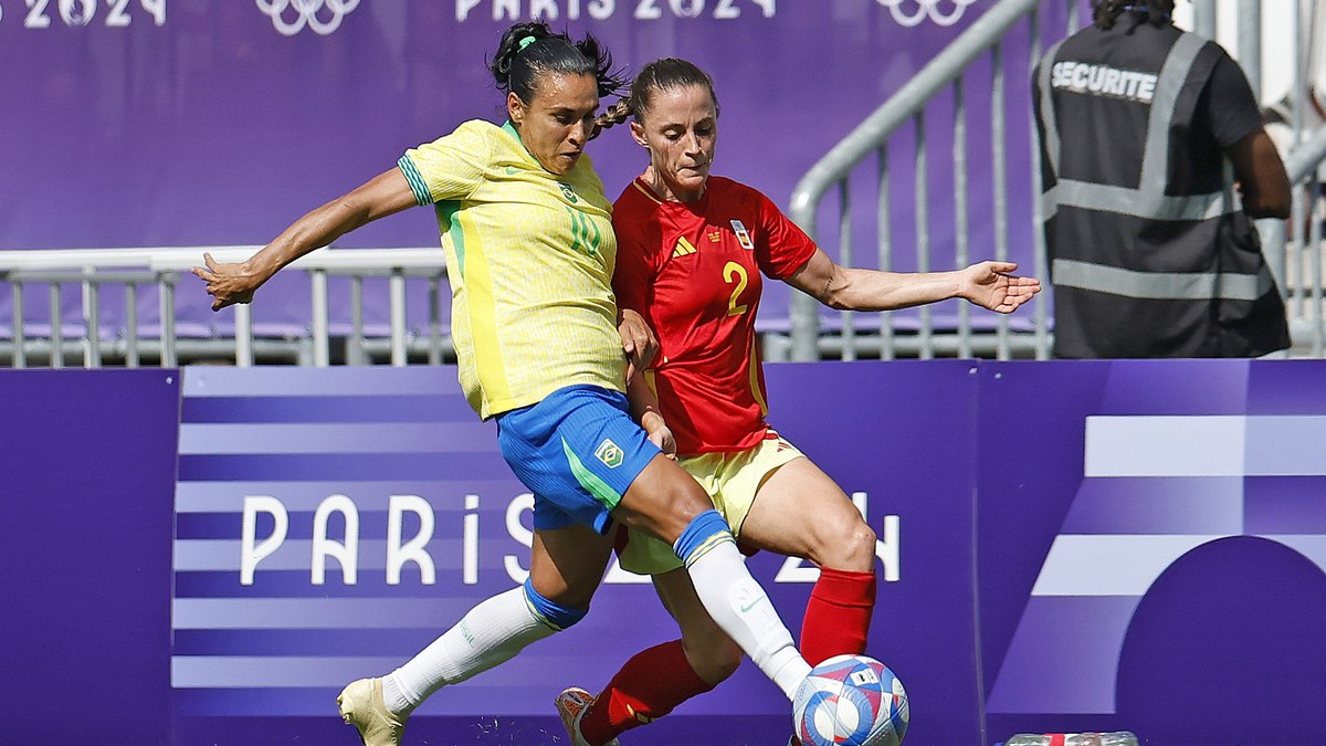 Marta deixou o jogo contra a Espanha no fim do primeiro tempo