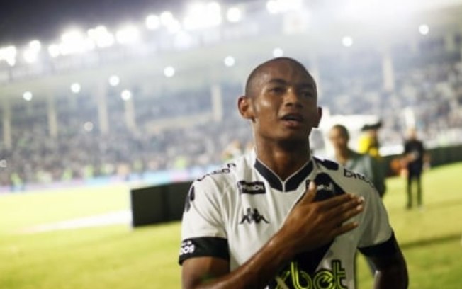 Após triunfo, Eguinaldo celebra gol e primeiro jogo como titular do Vasco: 'É uma emoção muito grande'