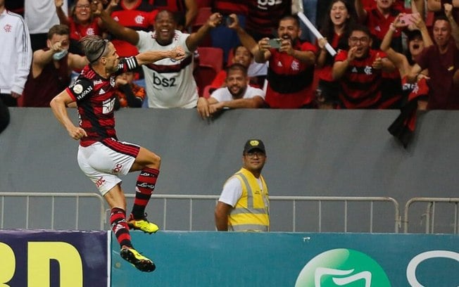 Diego celebra fim de jejum de gols no Flamengo e avisa: 'Mais vivos do que nunca'