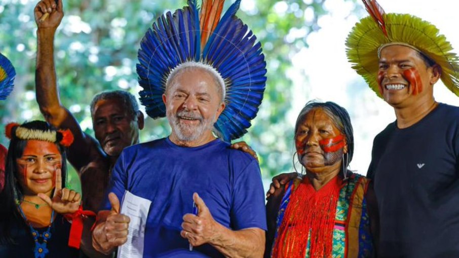 Lula tirou foto ao lado de lideranças indígenas