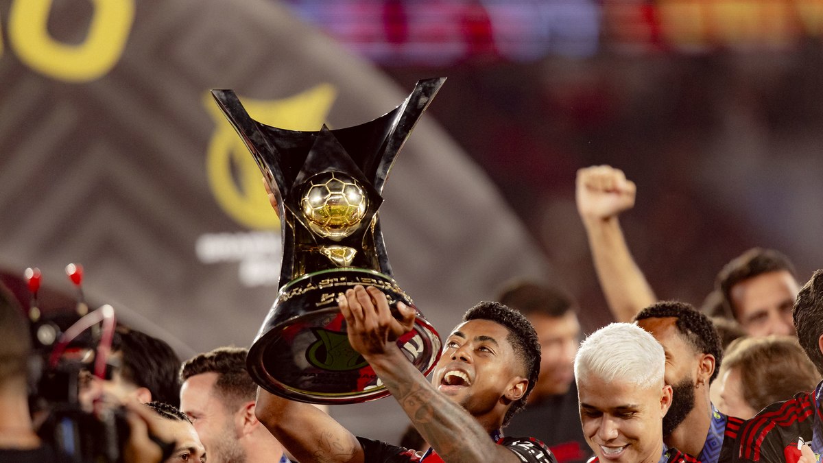 Bruno Henrique levanta taça do Brasileirão