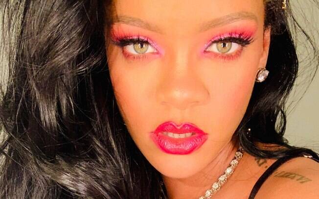 A aposta da tendência 'pink fever' é usar a sombra rosa como um ponto de destaque na maquiagem, como Rihanna