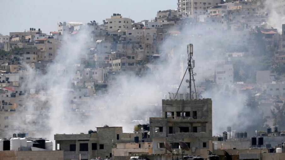 Colunas de fumaça na cidade de Jenin após operação de Israel contra palestinos.