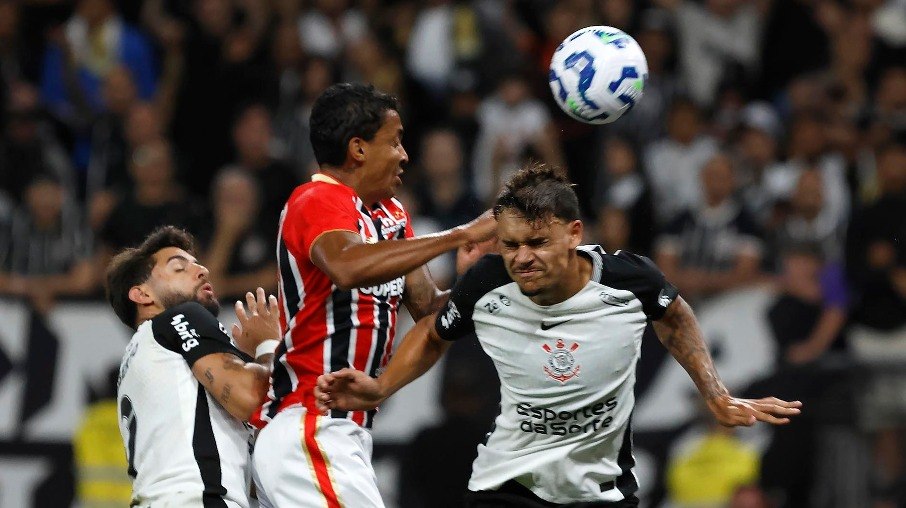 Jogadores disputam a bola pelo alto no Majestoso Jogadores disputam a bola pelo alto no Majestoso