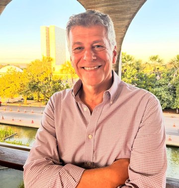 Começou no Jornalismo em 1984, após formação na PUC Minas e pós-graduação na Universidade de Navarra (Pamplona/Espanha). Dirigiu assessorias de comunicação do Tribunal de Justiça de Minas Gerais (TJMG), Governo de MG, e da Confederação Nacional do Transporte (CNT). Atuou como repórter e/ou editor em BH e no DF nas redações da Folha de S. Paulo, Estado de Minas, Diário do Comércio, Hoje em Dia e Record TV, onde foi, respectivamente, diretor de Jornalismo e diretor Institucional nas emissoras em BH e no Rio de Janeiro.