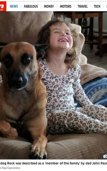 Criança ao lado de seu cão 'Rock' que morreu durante voo da United Airlines
