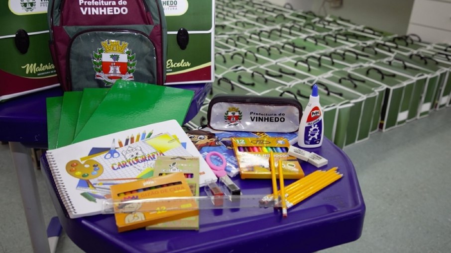 Kit entregue aos alunos da rede municipal de educação de Vinhedo Kit entregue aos alunos da rede municipal de educação de Vinhedo
