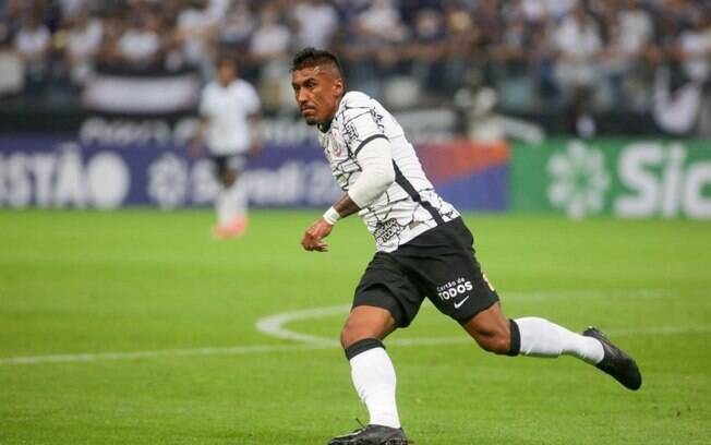 Paulinho avalia sua reestreia pelo Corinthians e comenta reencontro com a Fiel: 'Retribuir dentro de campo'