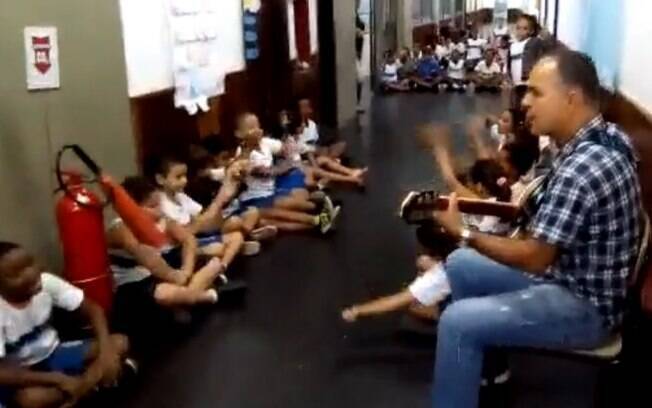 Vídeo foi gravado dentro de uma escola pública, durante um tiroteio na comunidade de Três Pontes, em Paciência, no Rio de Janeiro