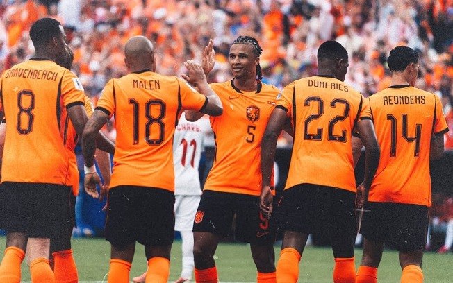 Holanda bate Tunísia e garante vaga na próxima fase da Copa do Mundo