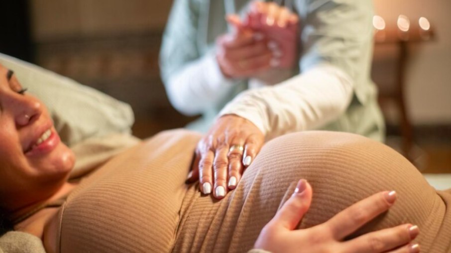 Multidisciplinares, parteiras e doulas são essenciais no pré, durante e pós-parto