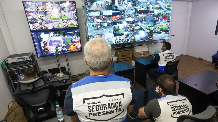 Agentes acompanham imagens de monitoramento em tempo real para identificar suspeitos e orientar ações de segurança durante a folia.